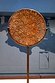 Museo archeologico di Iraklion.  Disco di Festo, in terracotta, con segni ideografici disposti a spirale su entrambi i lati (non decifrati). Lato A. 